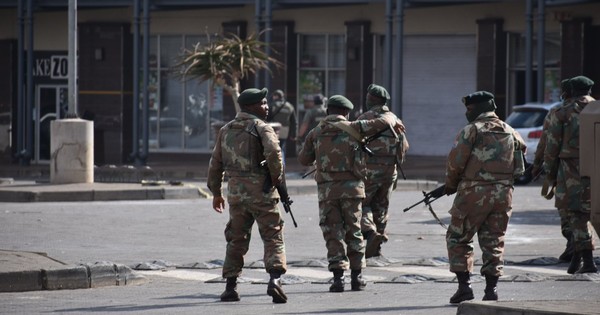 La Nación / Al menos 117 muertos por violencia en Sudáfrica, que alista despliegue masivo del ejército