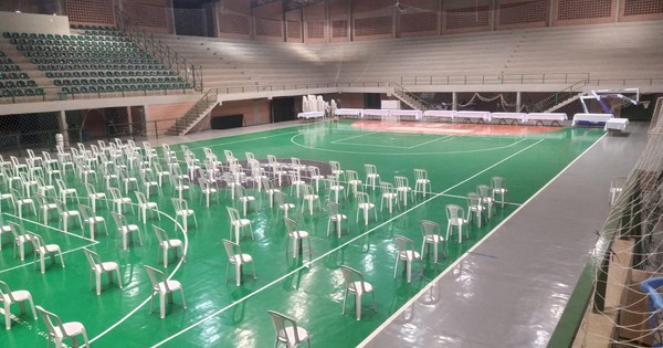 La Nación / Lluvia hizo que vacuntario de la Gobernación sea trasladado al polideportivo municipal desde mañana