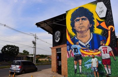 Un tatuador y jugador paraguayo homenajea con un gran mural a Maradona