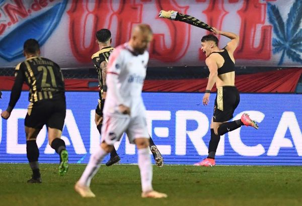 Peñarol domina de principio a fin y se lleva la victoria en el Clásico - Fútbol Internacional - ABC Color