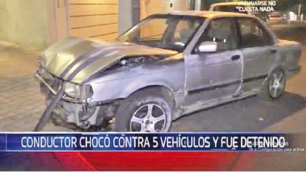 Ebrio choca contra cinco autos en zona de manifestantes
