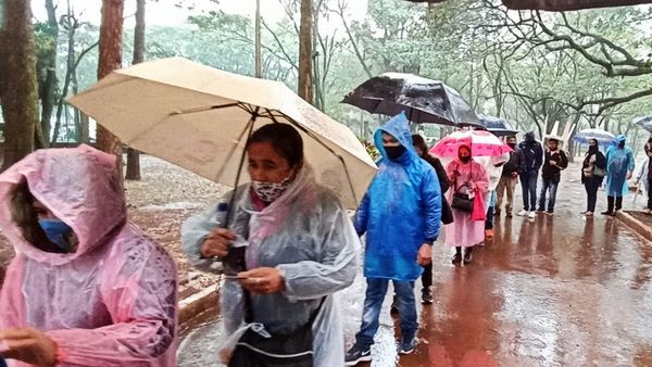 Bajo la lluvia ciudadanos formaron fila para recibir vacunas en el Este