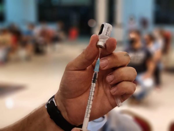 Alegan error en la jeringa con la que iban a aplicar vacuna a un docente en Concepción | Ñanduti