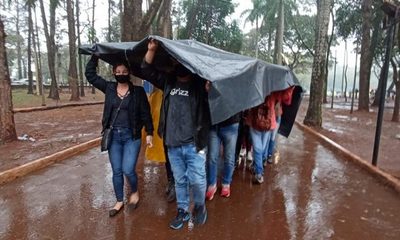 Bajo la lluvia ayer, personas aguardaron vacuna anticovid – Diario TNPRESS