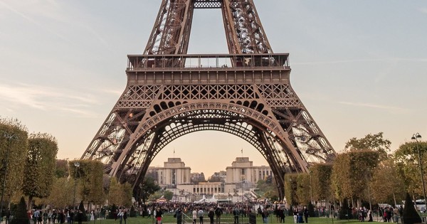 La Nación / La torre Eiffel reabre tras más de ocho meses cerrada por la pandemia