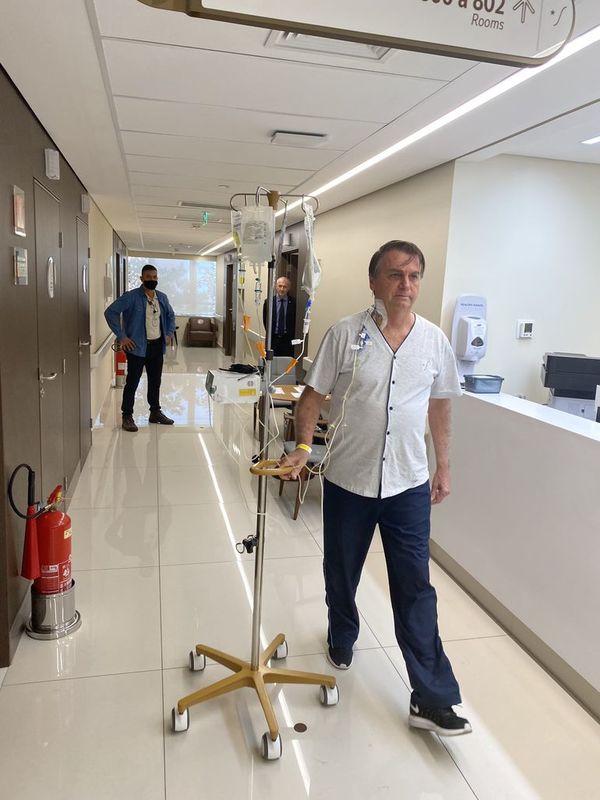 Bolsonaro camina por el hospital y dice que “en breve” estará “de vuelta” - Mundo - ABC Color