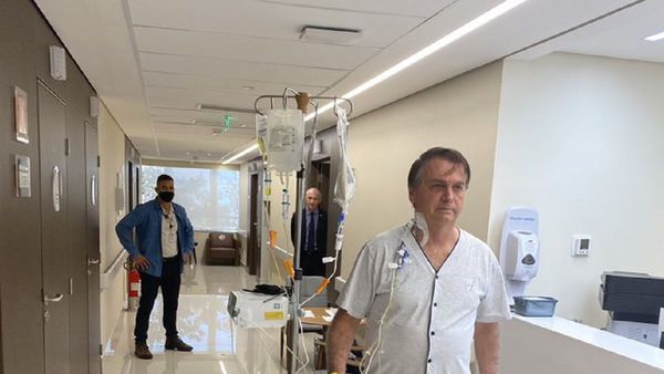 Jair Bolsonaro camina por el hospital y dice que "en breve" volverá
