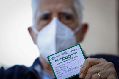 Adultos mayores, desconcertados sobre cuándo les toca la segunda dosis - Nacionales - ABC Color