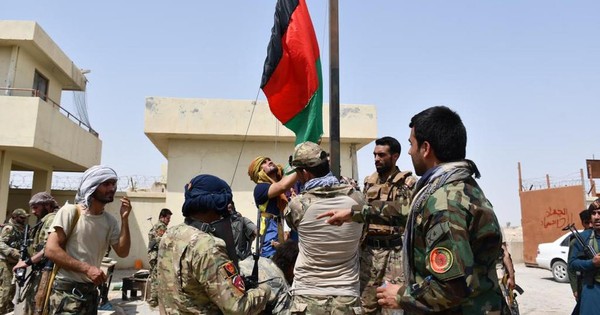 La Nación / Forzar la paz o ganar militarmente, doble estrategia de los talibanes en Afganistán