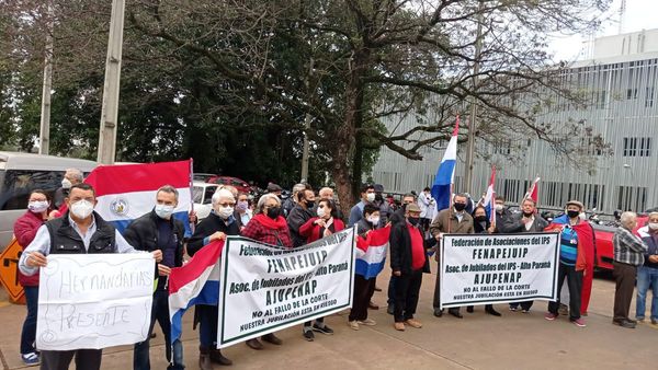 Se manifiestan frente a hospital del IPS contra la jubilación VIP