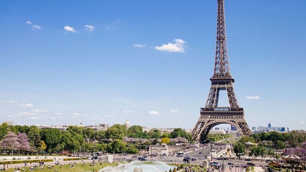 La Torre Eiffel reabre al público tras 8 meses de cierre por la pandemia