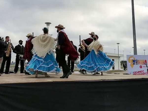 Artistas acompañan vacunación en la Costanera - Música - ABC Color