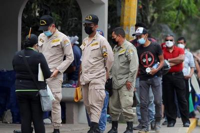 Bomberos franceses capacitan en lucha contra incendios en Galápagos