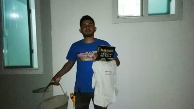 Cayo, el albañil que sueña con ser un médico