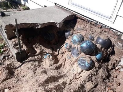 El extraño caso del hombre que encontró 160 bolas de boliche enterradas en el jardín de su casa | Ñanduti