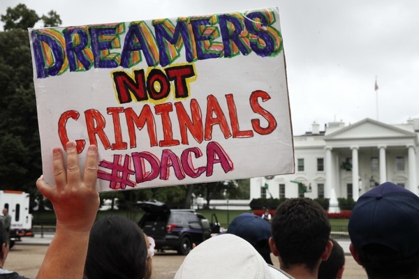 Juez de Texas declara DACA “ilegal” y detiene nuevas solicitudes de dreamers