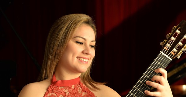 La Nación / La guitarrista encarnacena Angélica Rodríguez triunfa en concurso español
