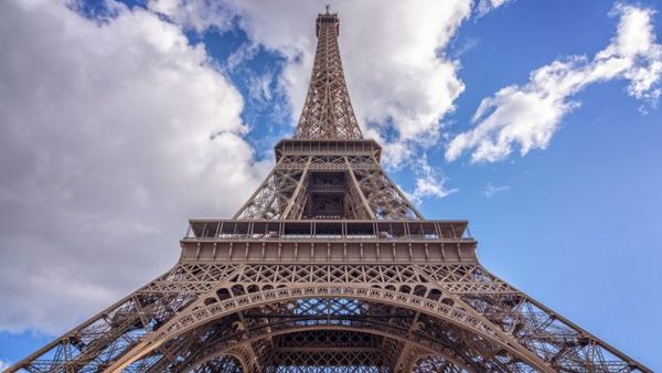 Tras más de ocho meses de cierre, torre Eiffel reabrió este viernes