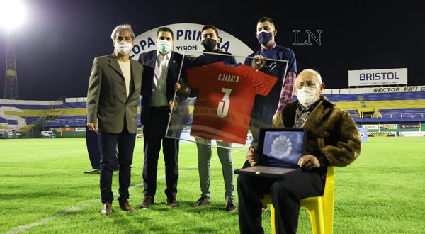 El torneo Clausura arrancó con un emotivo homenaje a César Zavala