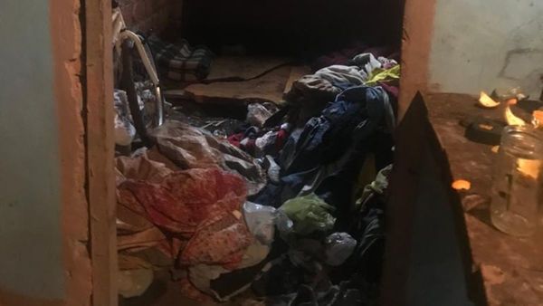 Imputan a mamá alhaja: tenía a su hijo de 2 años en medio de la basura