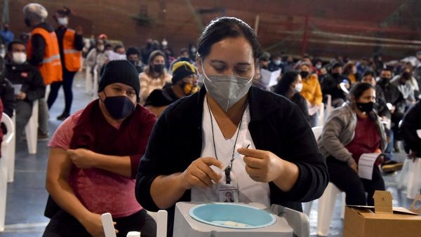 Se retomará el “ritmo normal” de vacunación y aún no bajarán edad