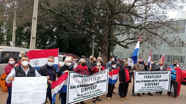 Manifestación frente al Hospital del IPS en Ciudad del Este