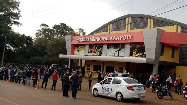 Pobladores de Colonias Unidas copan el vacunatorio anti-Covid