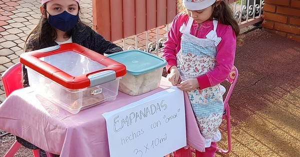La Nación / A metros del autovac, niñas juegan a ser vendedoras para superar el encierro