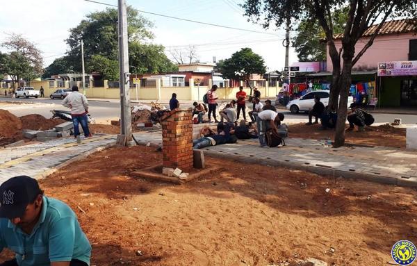 Albañiles exigen cobrar por trabajos en avenida Humaitá •