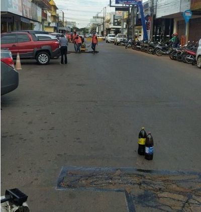 Realizan bacheo de asfaltado destruido por la ESSAP