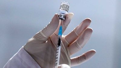 Vacunados con AstraZeneca podrían recibir Pfizer como 2ª dosis