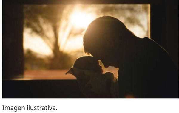 Un padre se niega a firmar el certificado de nacimiento de su bebé porque la novia le puso el nombre de su ex