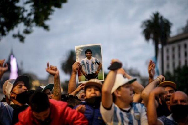 Argentina despide a Maradona en un velorio con los máximos honores