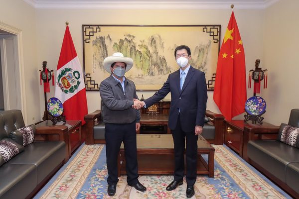 PERU: Sin resultados electorales, Pedro Castillo pacta cooperación con China