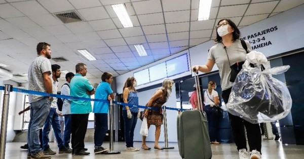 La Nación / Exigirán 5 días de cuarentena más PCR negativa a toda persona que llegue del extranjero