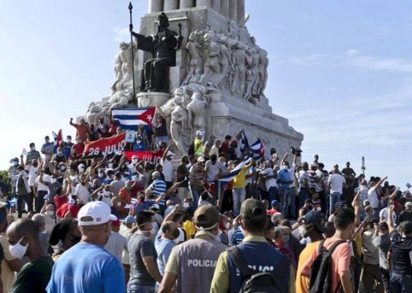 Buscan a detenidos en las protestas de Cuba, mientras otros acuden a un acto pro-revolución