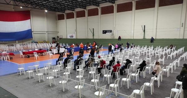 Covid-19: médicos instan a la ciudadanía a acudir a vacunatorios