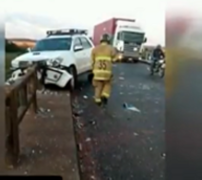 Bache en puente de Paraguarí ocasiona grave accidente - Paraguay.com
