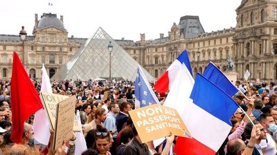 Tras las nuevas medidas implantadas por Macron, franceses salen a protestar