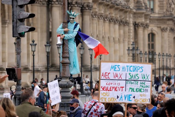 Francia: miles de personas protestan contra las medidas tomadas por el Gobierno