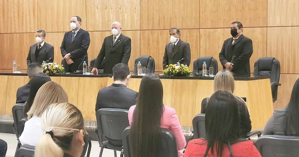 La Nación / Ministros de la Corte tomaron juramento a nuevos abogados en Guairá