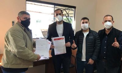 Ulises Quintana inscribe candidatura a la intendencia en CDE