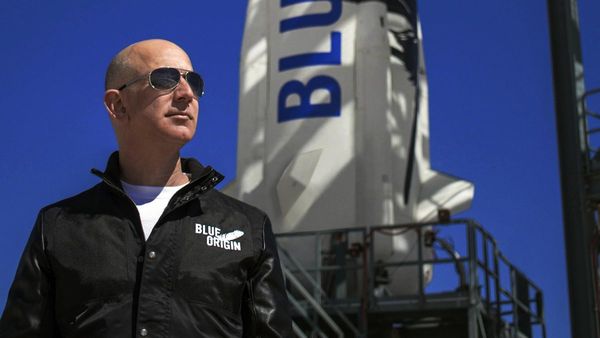 Jeff Bezos, la cabeza en el espacio pero los pies en la tierra