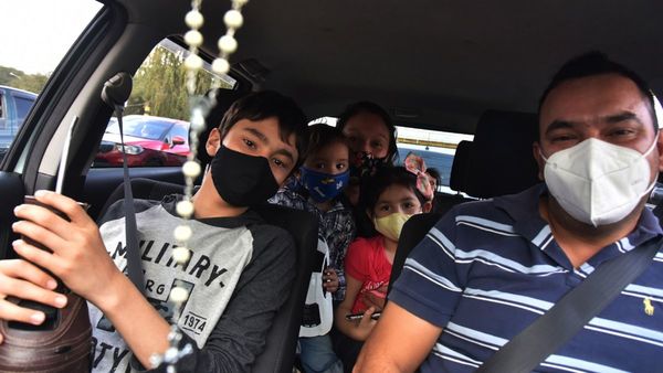 Familias corrieron en la carrera por la vacunación en ex Aratirí
