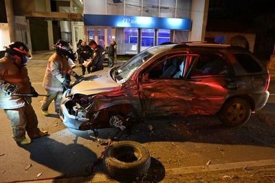 Joven conductor fallece tras chocar contra un árbol  - Nacionales - ABC Color