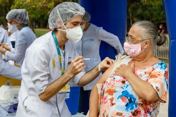 Brasil tiene casi el 16% de la población completamente inmunizada
