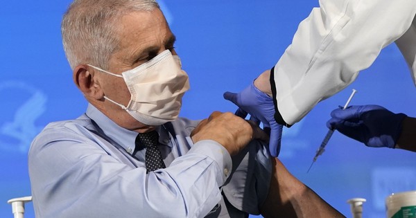 La Nación / Fauci: erradicar la viruela hubiera sido imposible con la actual desinformación
