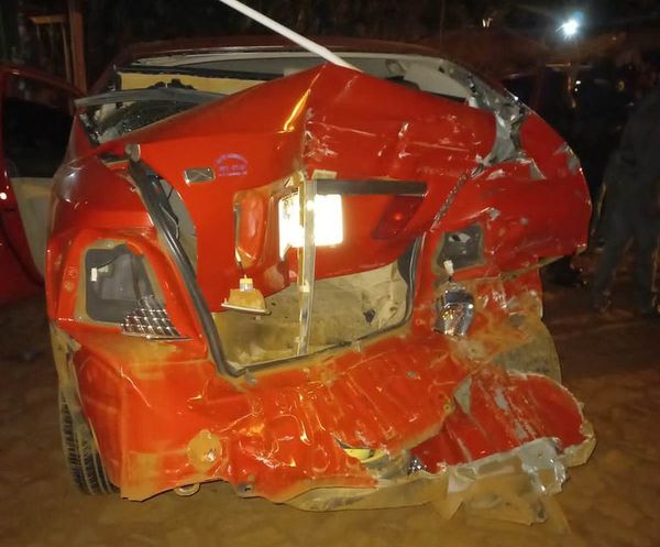 Camioneta se llevó por delante dos automóviles - ABC en el Este - ABC Color