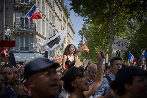 Francia limita el uso del pase de salud para hacer compras en medio de protestas | El Independiente