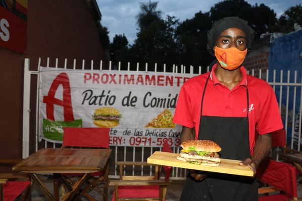 Crónica / Hamburguesa afroguaraní. Tiene un condimento especial "levantol"